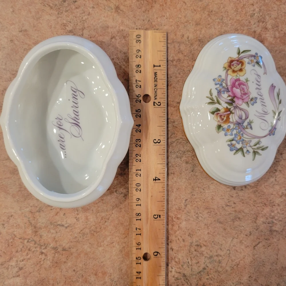 1983 Avon Memories Trinket Box w/ 